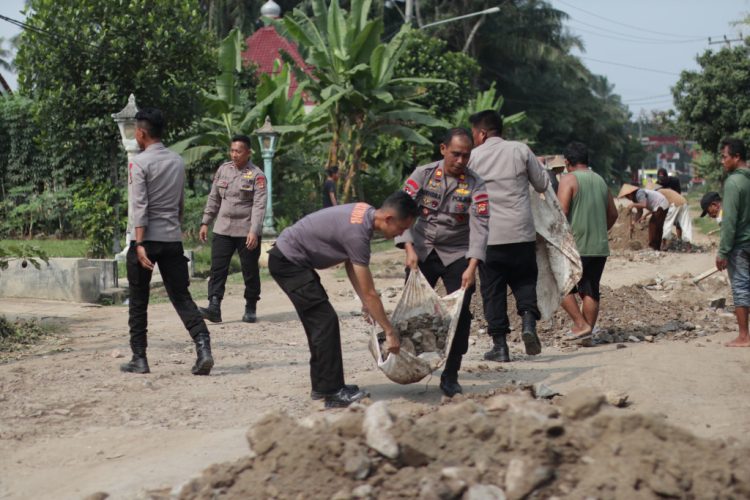 Brimob Polda Lampung Saling Bergotong Royong Membenahi Jalan Desa di Lampung Tengah