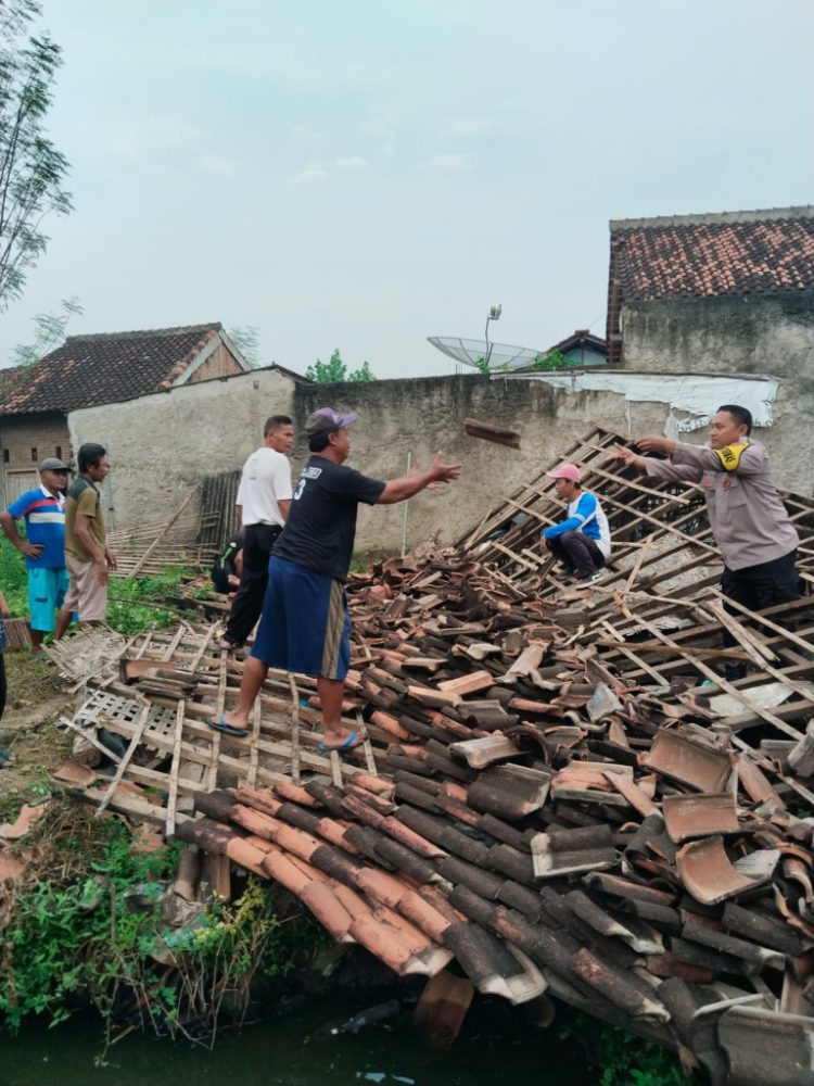Rumah Warga Roboh karena Tua Usia