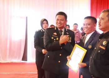 Polres Lampung Timur Berikan Penghargaan kepada Ketua PWI Lampung Timur