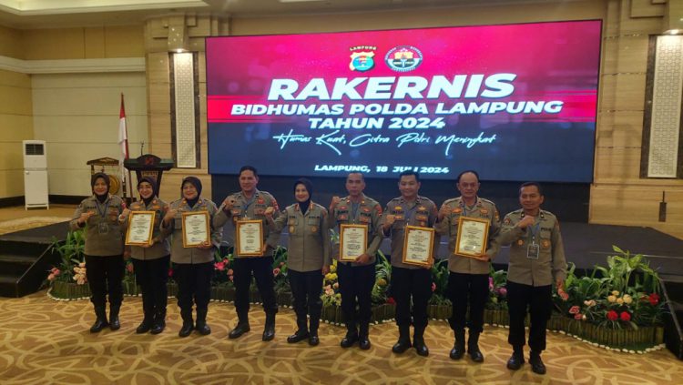 Polres Lampung Barat di ganjar penghargaan oleh kabid humas polda Lampung