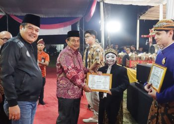 Bupati Musa Ahmad Meriahkan Pagelaran Gebyar Wayang Kulit Millenial di Lampung Tengah