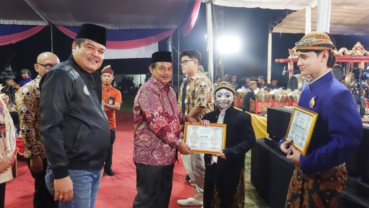 Bupati Musa Ahmad Meriahkan Pagelaran Gebyar Wayang Kulit Millenial di Lampung Tengah