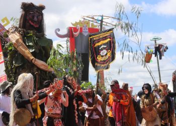 Puluhan Grup Sekura Unjuk Kebolehan Dihadapan Pj Bupati Lampung Barat Pada Hari Terakhir Festival Sekala Bekhak. 