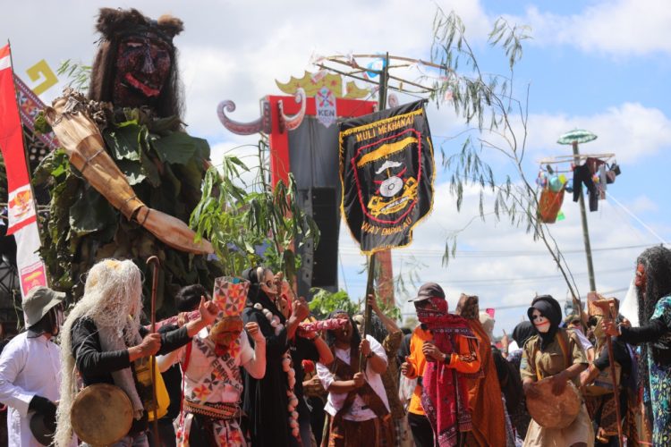 Puluhan Grup Sekura Unjuk Kebolehan Dihadapan Pj Bupati Lampung Barat Pada Hari Terakhir Festival Sekala Bekhak. 