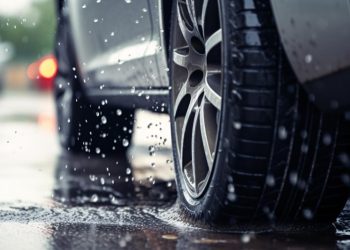 JANGAN SALAH!Ini yang Harus Dilakukan Ketika Terjadi Aquaplaning Ketika Membawa Mobil