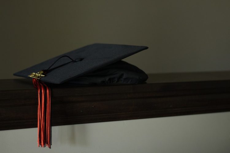 Banyak Dialami Lulusan Universitas Saat ini, Ini Fenomena Post Graduation Blues dan Dampaknya