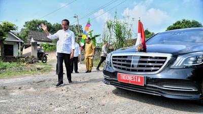 Jokowi Sempat ‘Cicip’ Jalan Rusak di Lampung Selatan