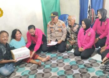 SALUT!!! Kapolsek Bandar Negeri Suoh dan Bhayangkari Kunjungi Warga Disabilitas di Pekon Bumi Hantatai