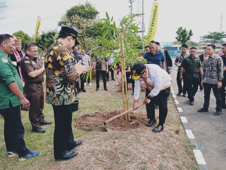 Pj. Gubernur Lampung Tanam Bambu sebagai Ikon Daerah di Pringsewu