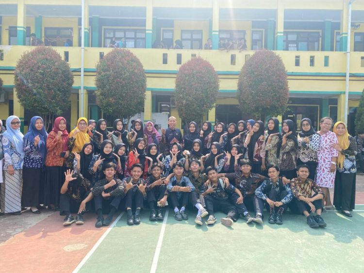 SMAN 1 Padang Cermin Rayakan Hari Batik Nasional dengan Pakaian Batik Sebagai Warisan Budaya