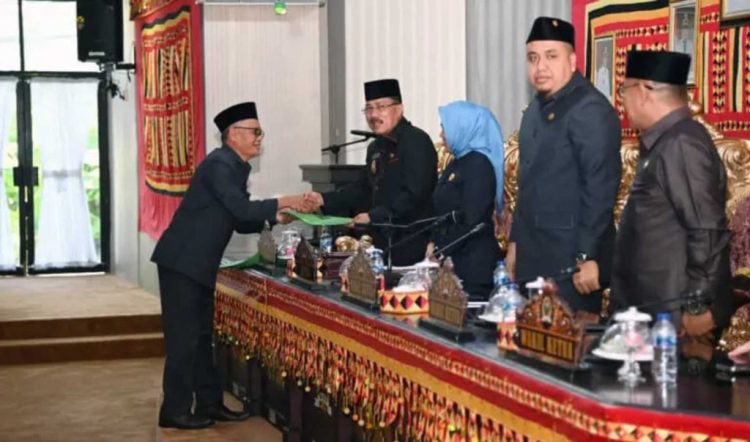 Sekda Lampung Selatan Sampaikan Raperda Insentif dan Kebijakan Investasi di Rapat Paripurna