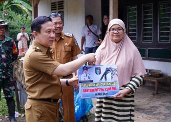 Pj Bupati Pringsewu Salurkan Bantuan untuk Korban Terjangan Angin Kencang