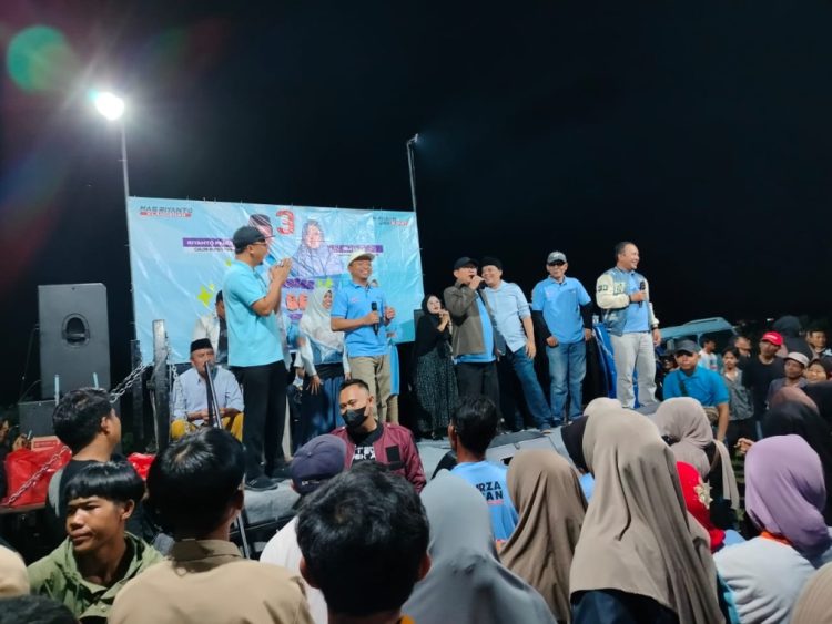 “Kampanye Riyanto-Umi Laila di Tulungagung Dimeriahkan dengan Musik Ambyaran dan Door Prize”
