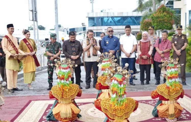 Menteri Kebudayaan Kunjungi Situs Candi Muara Jambi dan Buka Festival Budaya