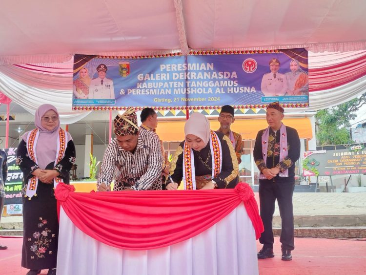 Pj. Bupati Tanggamus Resmikan Galeri Dekranasda, Dorong Peningkatan Ekonomi Masyarakat Melalui Industri Kreatif