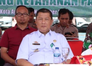 Pj Bupati Tanggamus Salurkan Bantuan untuk Dimas, Pelajar Pengidap Kanker Kaki