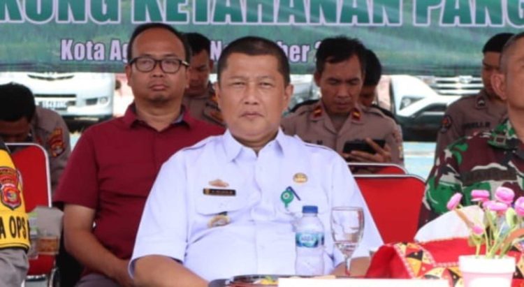 Pj Bupati Tanggamus Salurkan Bantuan untuk Dimas, Pelajar Pengidap Kanker Kaki