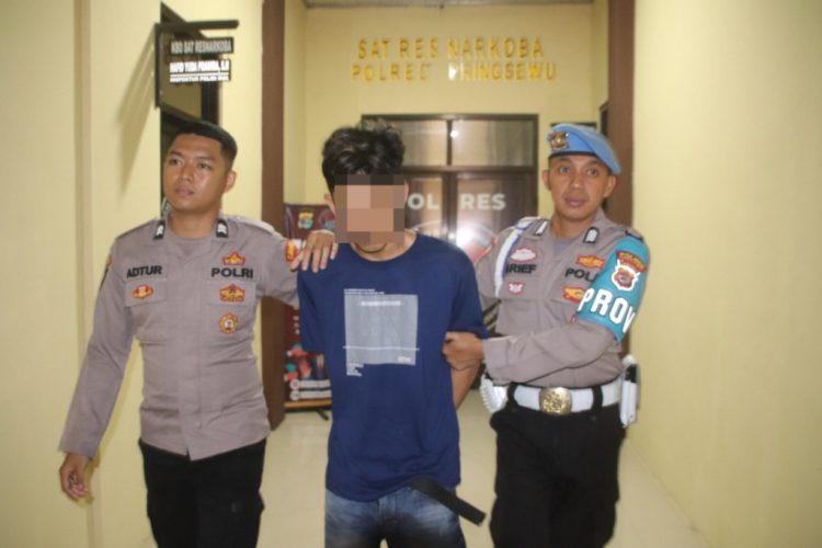 Pria Bawa Narkoba dan Sajam Ditangkap Tim Patroli Polres Pringsewu