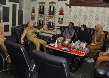 Pj Bupati Tanggamus Serahkan Tali Asih untuk Afina, Peraih Medali Emas Festival Sains Nasional