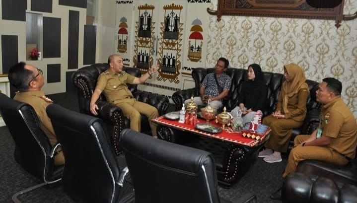 Pj Bupati Tanggamus Serahkan Tali Asih untuk Afina, Peraih Medali Emas Festival Sains Nasional
