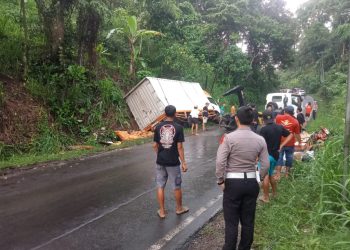 Mobil Box Anjlok di Tanjakan Simpang Mutun, Tak Ada Korban Jiwa