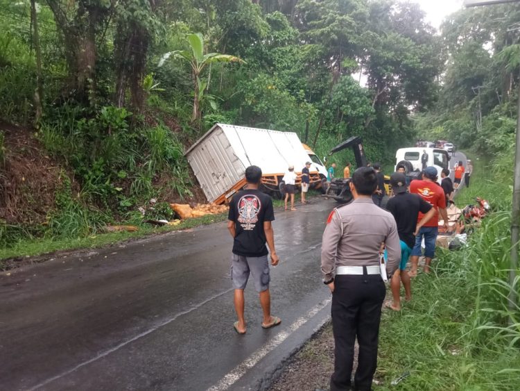 Mobil Box Anjlok di Tanjakan Simpang Mutun, Tak Ada Korban Jiwa