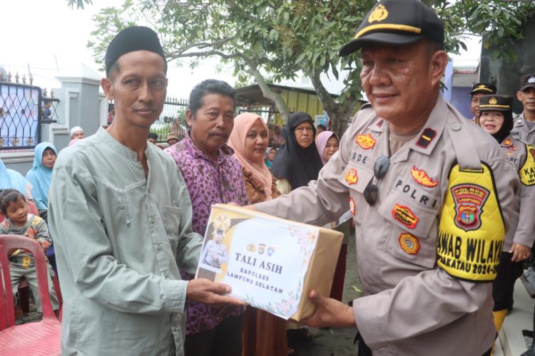 Polres Lampung Selatan Berikan Bantuan untuk Korban Banjir Rob di Sragi