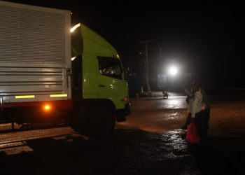 Polres Lampung Selatan dan PT BBJ Bagikan 600 Kotak Nasi untuk Awak Truk di Pelabuhan Bakauheni