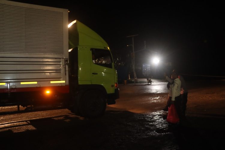 Polres Lampung Selatan dan PT BBJ Bagikan 600 Kotak Nasi untuk Awak Truk di Pelabuhan Bakauheni