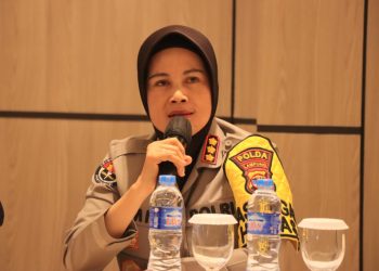 Pohon Tumbang Timpa Mobil, Polisi Ingatkan Tetap Waspada di Tengah Musim Penghujan