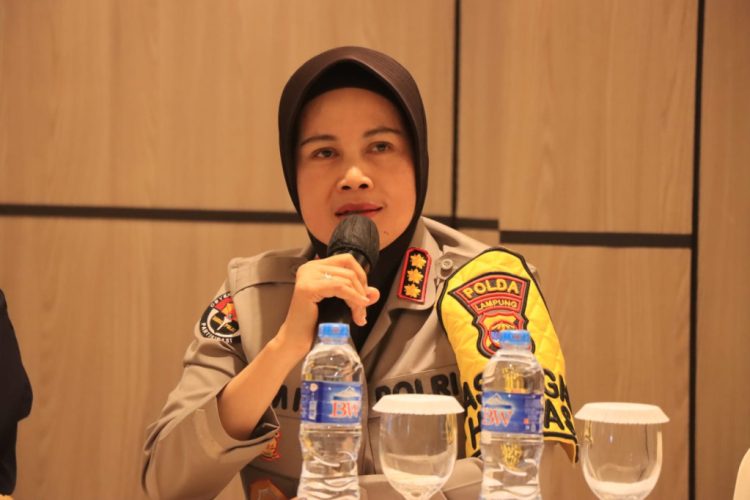 Pohon Tumbang Timpa Mobil, Polisi Ingatkan Tetap Waspada di Tengah Musim Penghujan