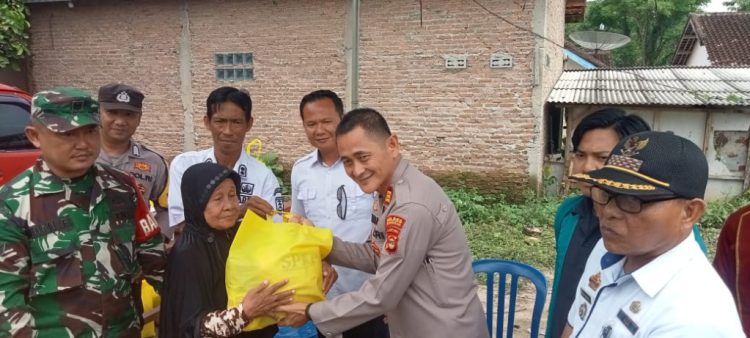 Polda Lampung Bagikan 250 Paket Sembako untuk Warga Terdampak Banjir di Desa Sukajaya Lempasing