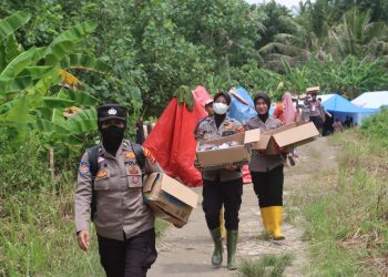 Polwan Lampung Selatan Hadirkan Kebahagiaan di Tengah Pengungsian Banjir