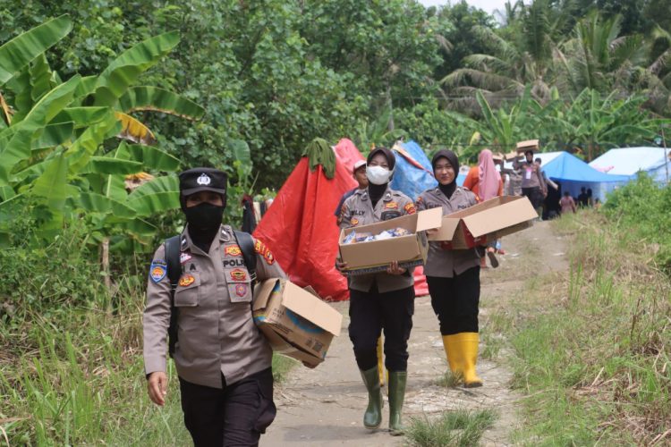 Polwan Lampung Selatan Hadirkan Kebahagiaan di Tengah Pengungsian Banjir