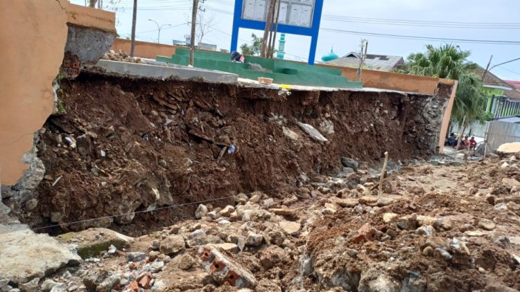 Talud Penahan Tanah Taman Ir Soekarno Kota Agung Ambrol, PUPR Tanggamus Segera Perbaiki