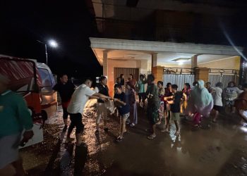 Gilang Ramadhan Turun Langsung Bantu Warga Korban Banjir di Bandarlampung