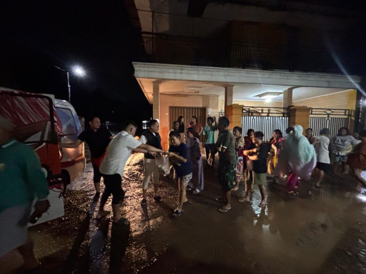 Gilang Ramadhan Turun Langsung Bantu Warga Korban Banjir di Bandarlampung