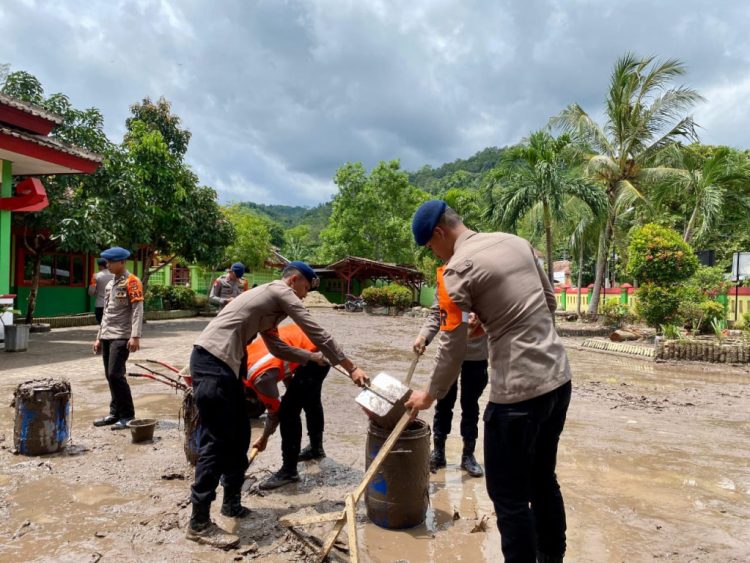 Tim SAR Brimob Polda Lampung Bersihkan Rumah Warga dan Sekolah Terdampak Banjir