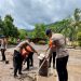Tim SAR Brimob Polda Lampung Bersihkan Rumah Warga dan Sekolah Terdampak Banjir