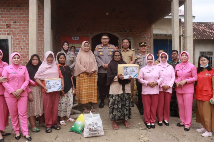 Kapolres Lampung Selatan Bersama Bhayangkari Salurkan Bantuan untuk Korban Banjir