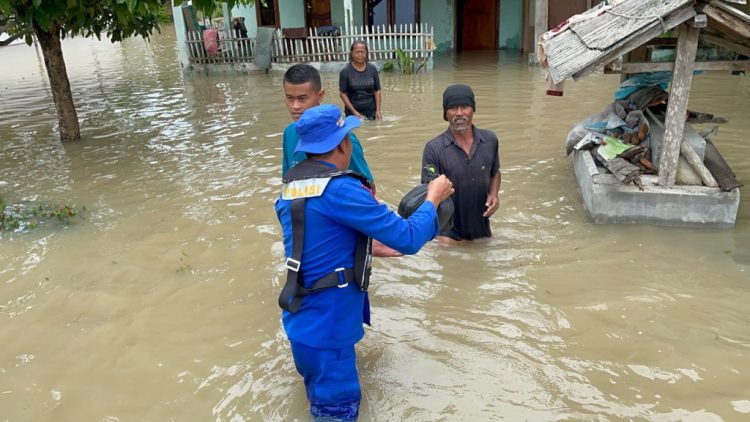 Gabungan Polairud dan Polres Lampung Selatan Evakuasi Warga Terdampak Banjir di Dusun Umbul Besar