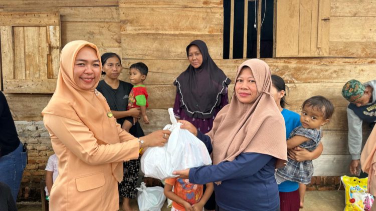 Dharma Wanita Lapas Kotabumi Gelar Bhakti Sosial, Warga Antusias