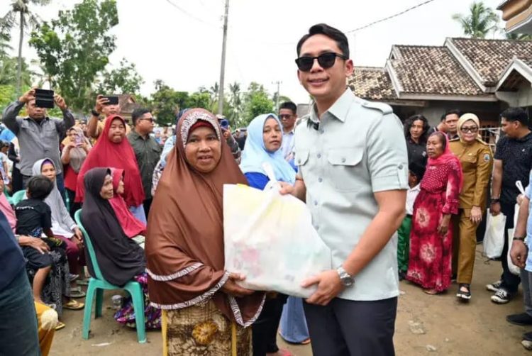 Bupati Terpilih Lampung Selatan Salurkan Bantuan untuk Korban Banjir di Sragi