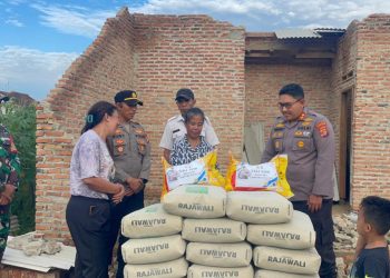 Kapolres Lampung Selatan Bantu Janda Sebatang Kara Korban Angin Kencang