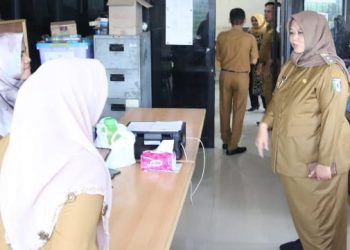 Hari Pertama Bertugas, Wabup Pringsewu Umi Laila Sapa Pegawai Sekretariat