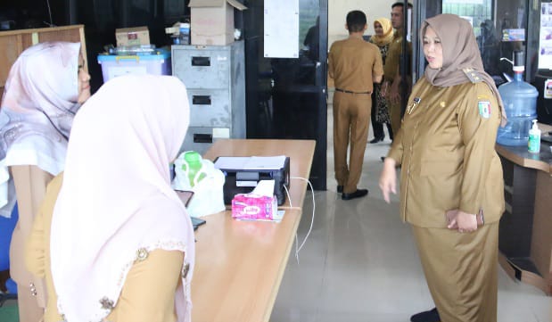 Hari Pertama Bertugas, Wabup Pringsewu Umi Laila Sapa Pegawai Sekretariat