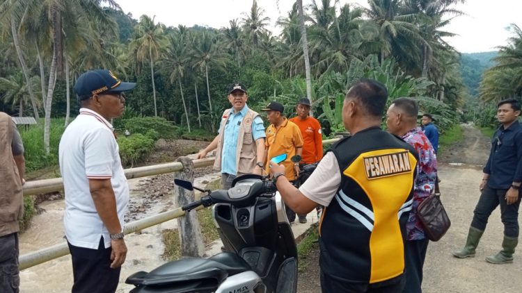Bupati Pesawaran Tinjau Lokasi Longsor dan Banjir di Teluk Pandan, Upaya Penanganan Terus Dilakukan
