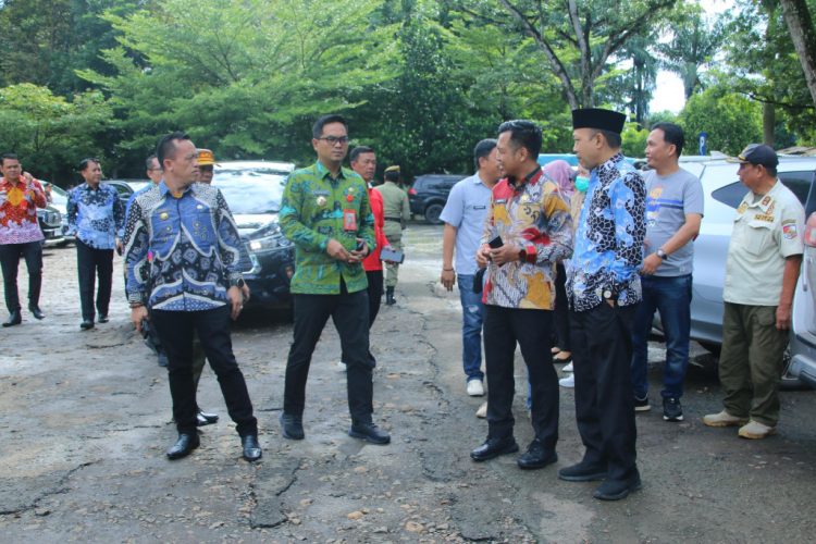 Plh. Bupati Lampung Utara Sidak Pasar dan Bulog, Pastikan Stok Pangan Aman Jelang Ramadhan