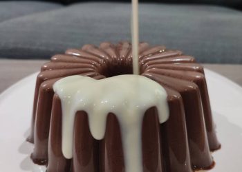 Puding Coklat Vla Vanila: Kombinasi Manis yang Lumer di Mulut
