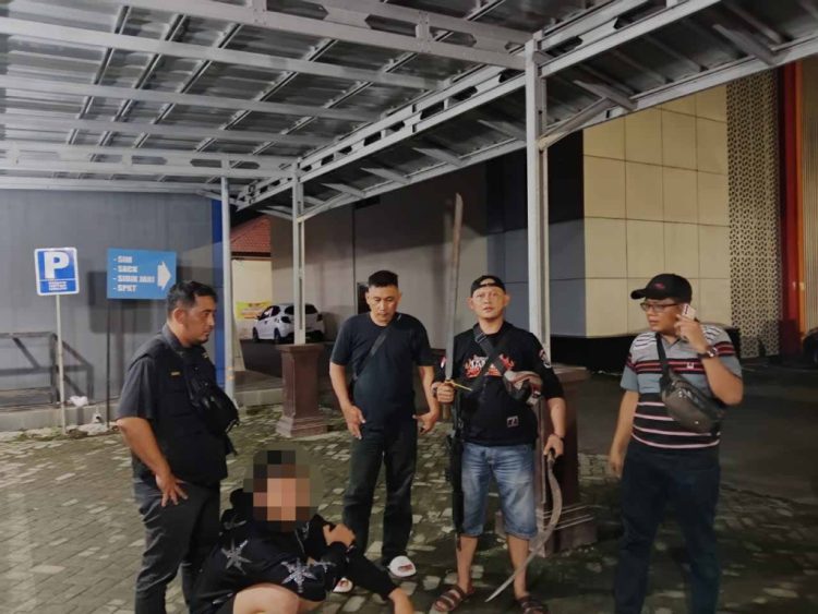 Pelajar Bersajam Ditangkap Polisi Usai Berulah